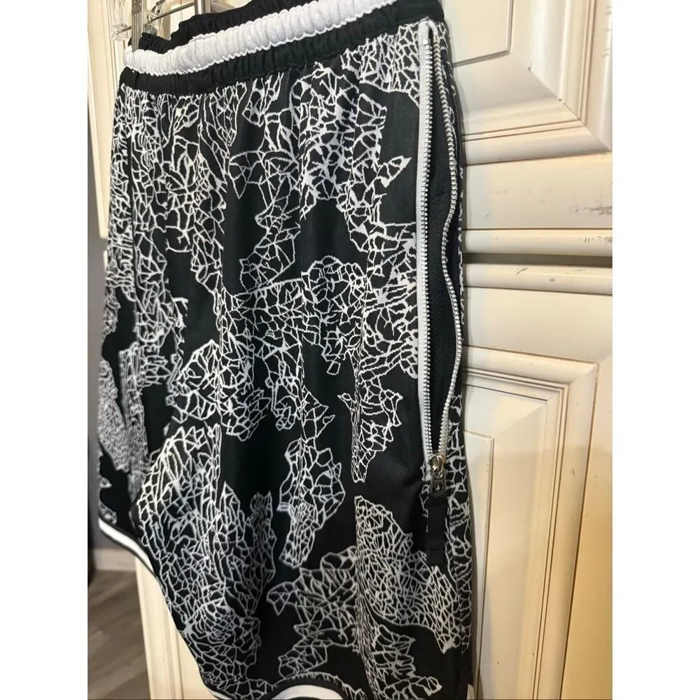 Nike Youth Loose Fit Dri-FIT DNA Seasonal Basketball Shorts Black White Small